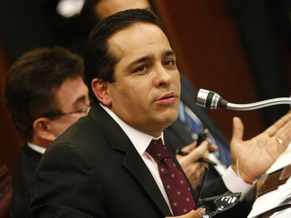 Pensionados merecen reducción de aporte en salud del 12% al 4%: senador Alexander López
