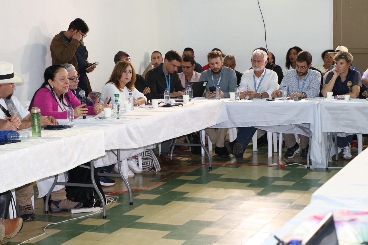 Reunión de paz con EMC - foto delegación de paz