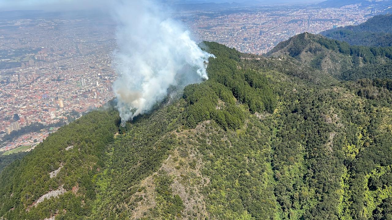 Incendios forestales consumen más de una docena de hectáreas de los bosques ubicados sobre los cerros Orientales de Bogotá - Caracol Radio