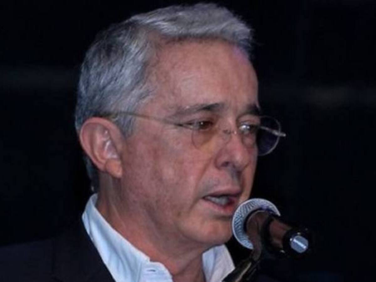 Uribe ya envió su renuncia a Bogotá y hoy será radicada