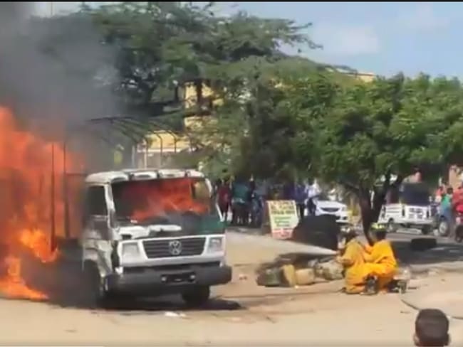 Contrabandistas de gasolina queman camión de Policía en Maicao