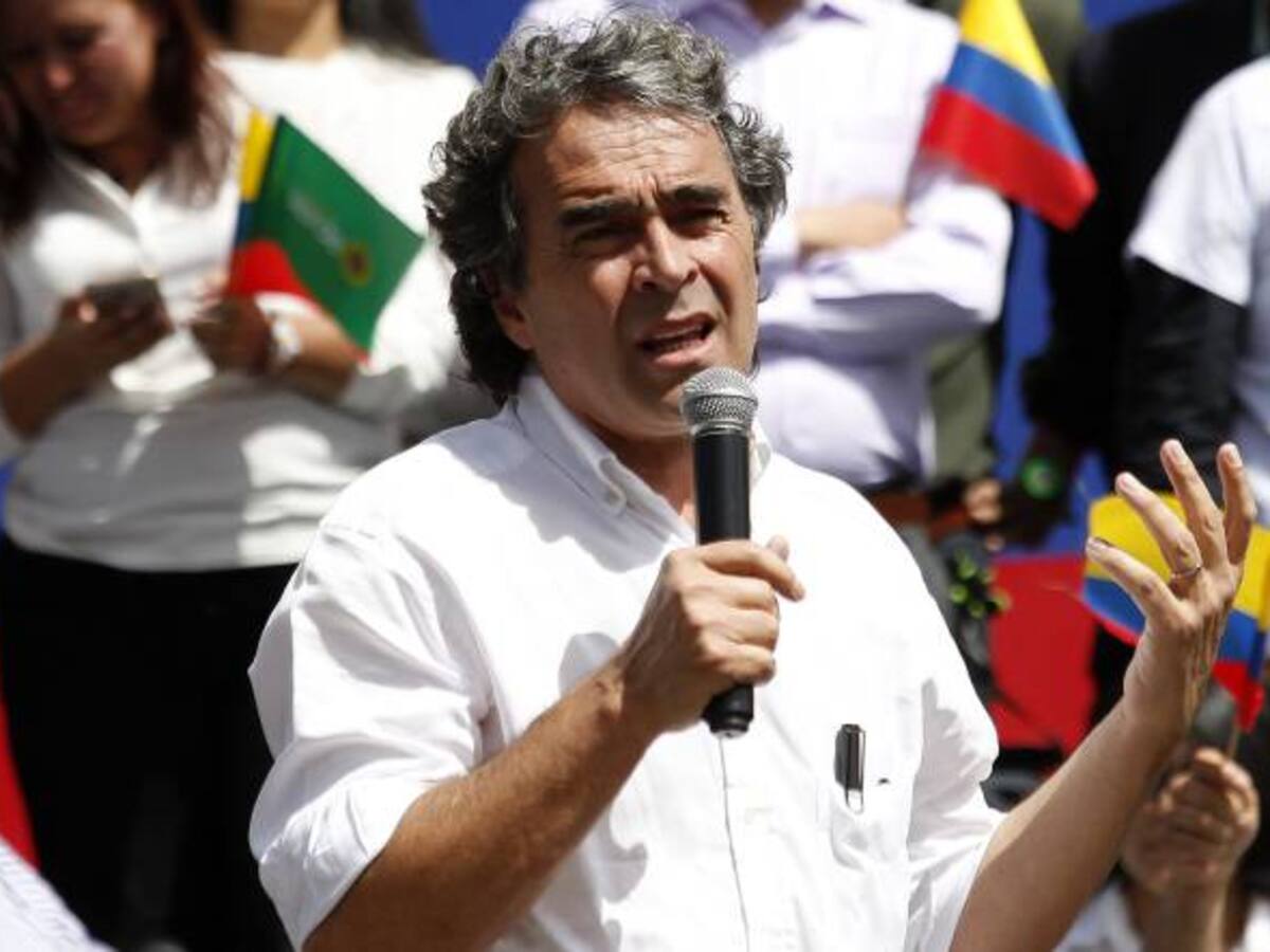 Sergio Fajardo, el hombre que duplicó la deuda es favorito para ganar elecciones en Colombia: Bloomberg