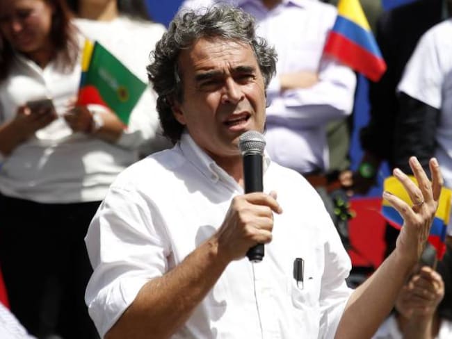Sergio Fajardo, el hombre que duplicó la deuda es favorito para ganar elecciones en Colombia: Bloomberg