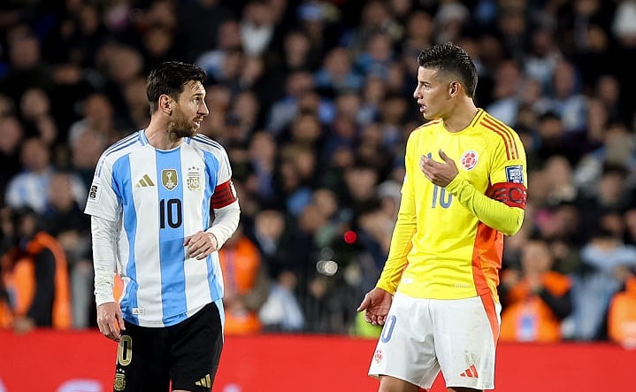 Lionel Messi y James Rodríguez durante el partido Argentina-Colombia por Eliminatorias / Getty Images