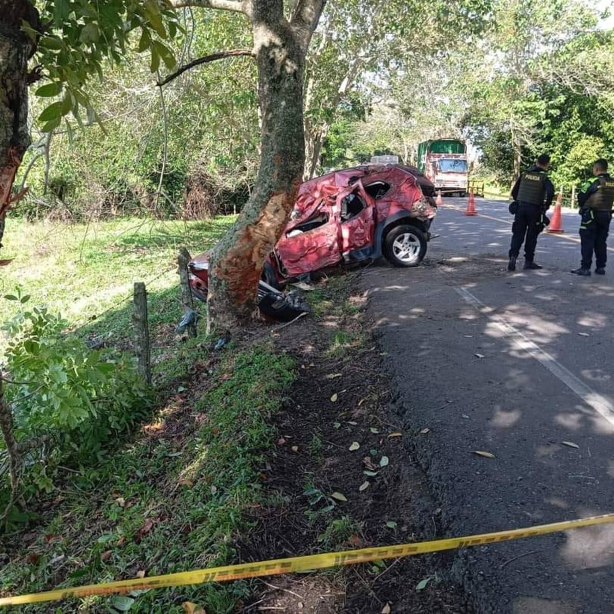 Por posible microsueño dos personas murieron al chocar contra un árbol en Santander