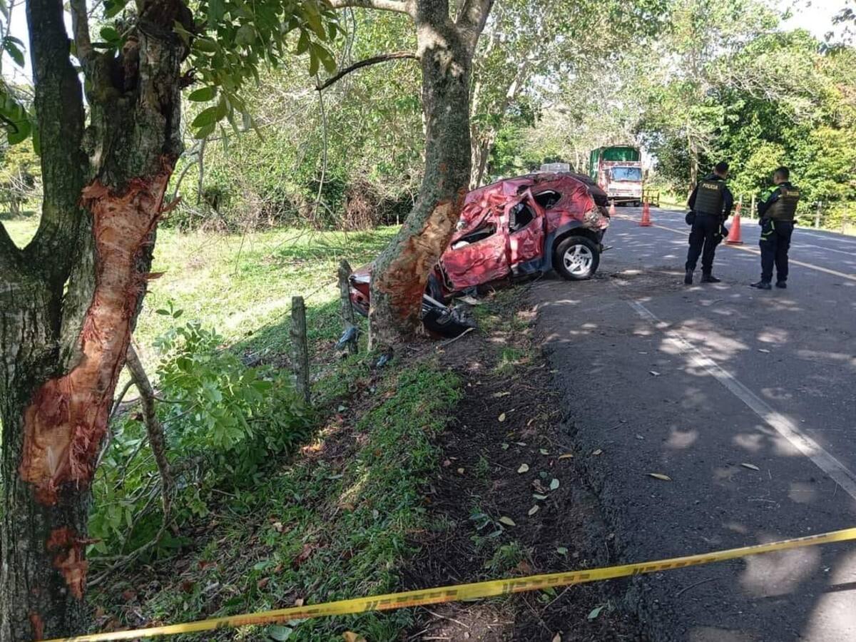 Por posible microsueño dos personas murieron al chocar contra un árbol en Santander