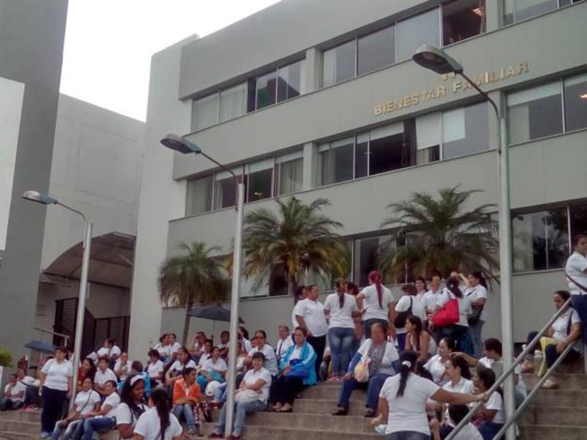 Madres comunitarias del Quindío se unen al paro nacional con protestas pacíficas en la sede del ICBF