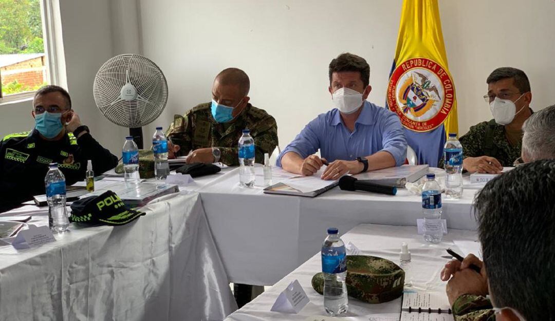 El ministro Molano realizó un consejo de seguridad en el corregimiento de Llorente.