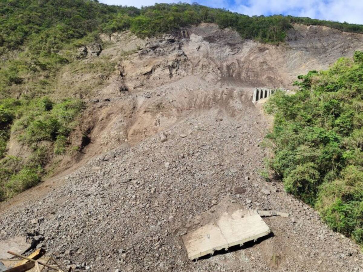 Emergencia por derrumbe en la vía Uramita - Dabeiba