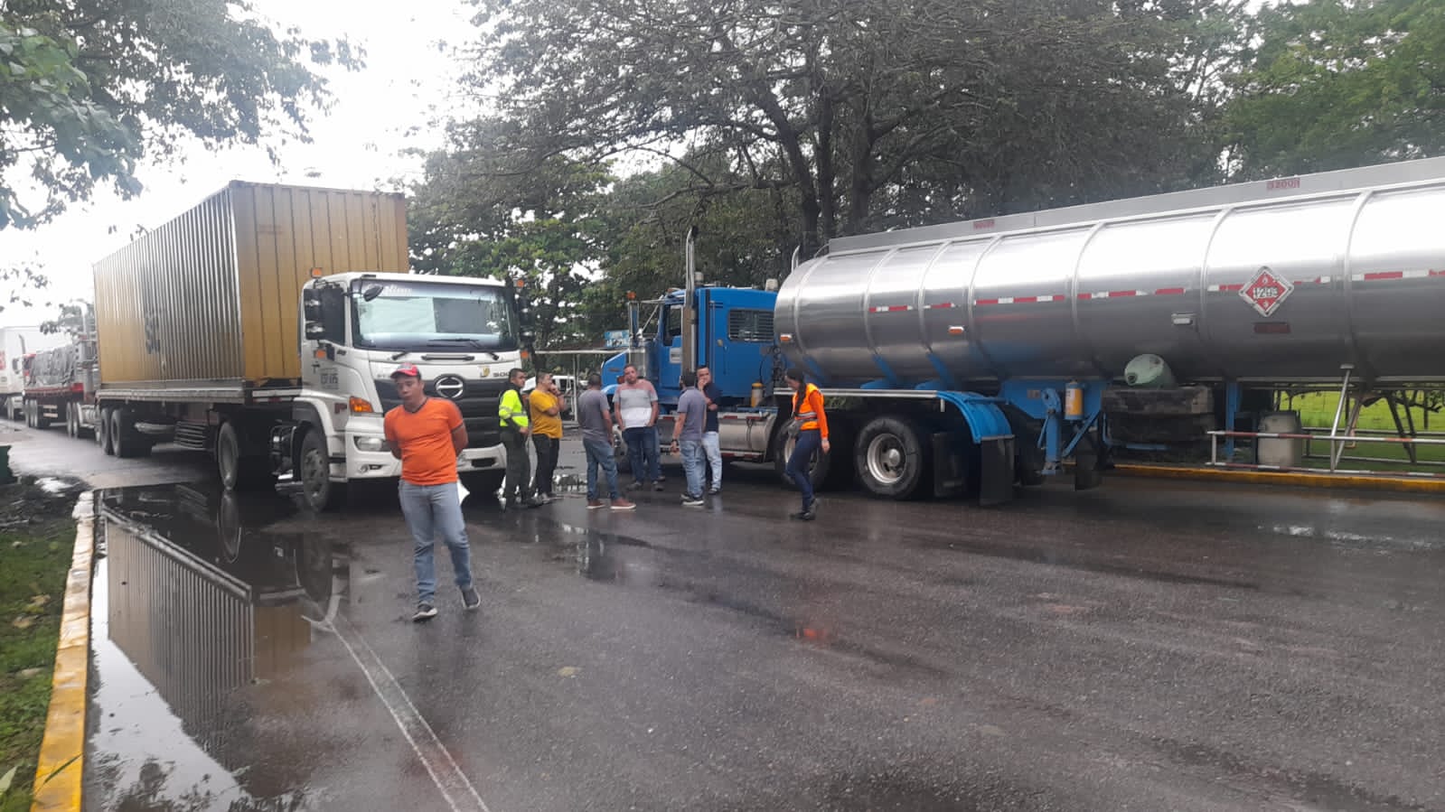 Camioneros protestan en la Troncal del Magdalena medio
