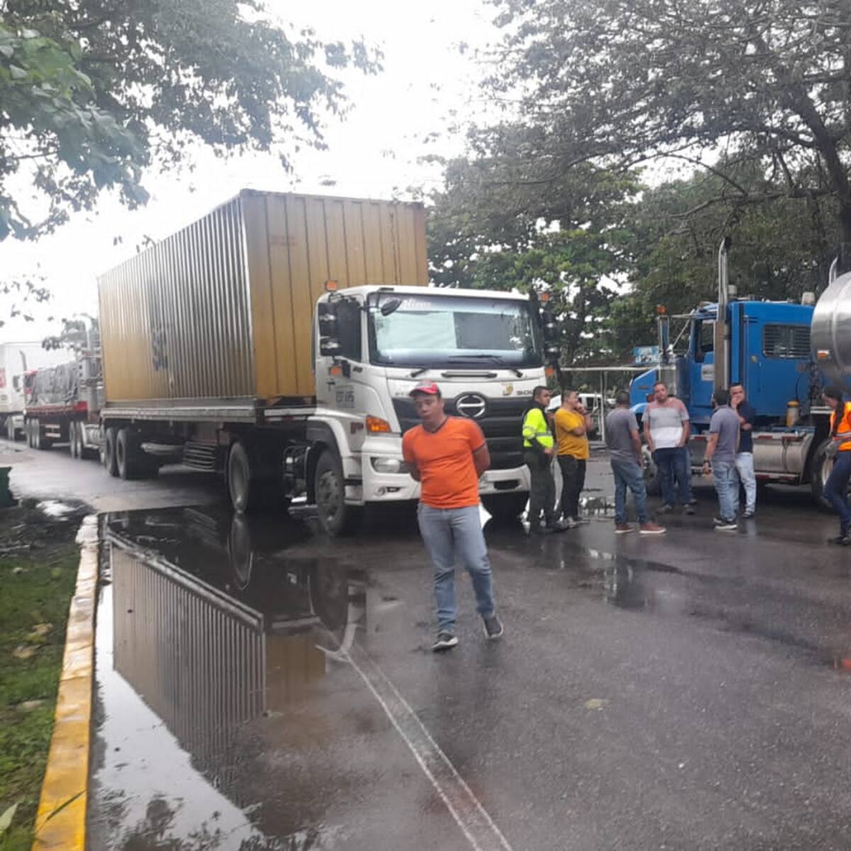 Por protesta camionera está cerrada la Ruta del Sol