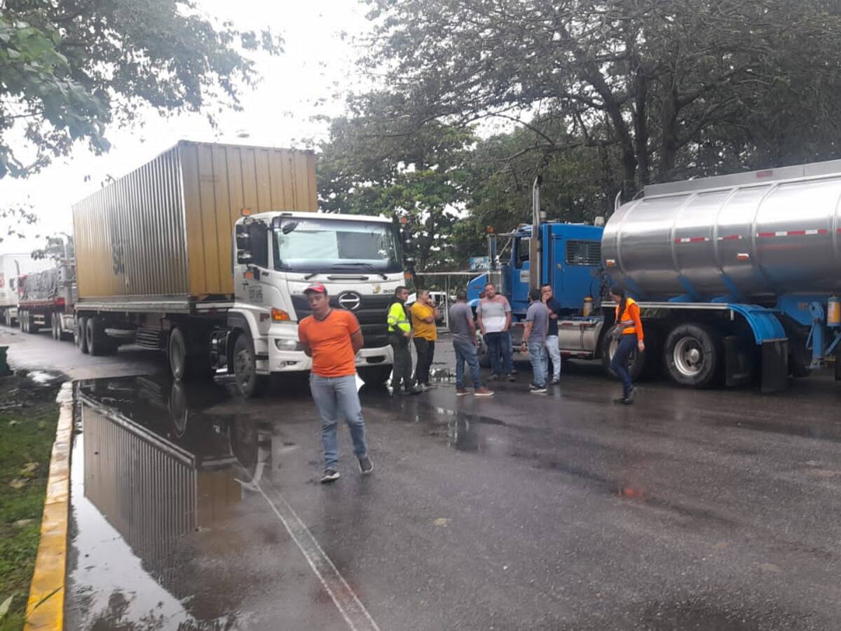 Por protesta camionera está cerrada la Ruta del Sol