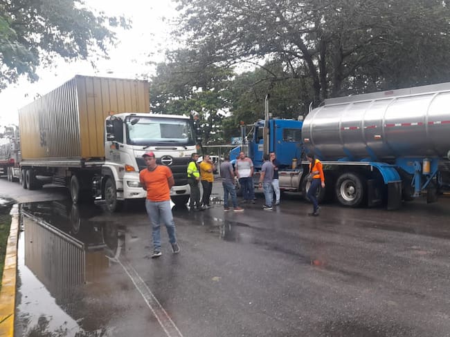 Camioneros protestan en la Troncal del Magdalena medio
