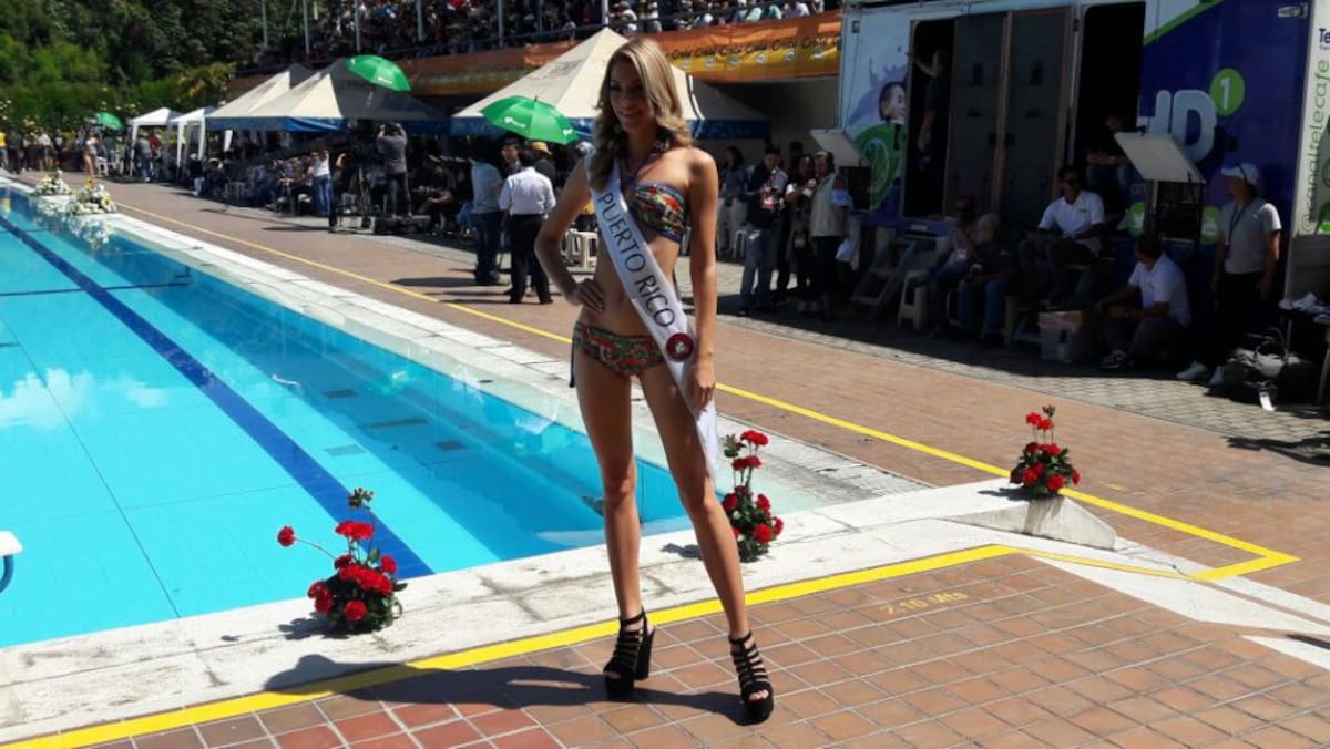 Desfile en traje de baño con las candidatas al Reinado Internacional del Café
