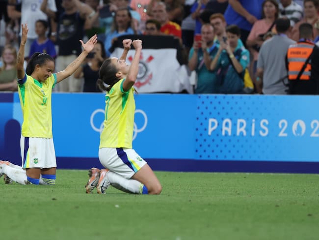 MARSELLA, 06/08/2024.- Las jugadoras de Brasil tras ganar por 4-2 ante España durante la semifinal femenina de Fútbol, entre Brasil y España en el marco de los Juegos Olímpicos París 2024, este martes, en Marsella, Francia. EFE/Kiko Huesca