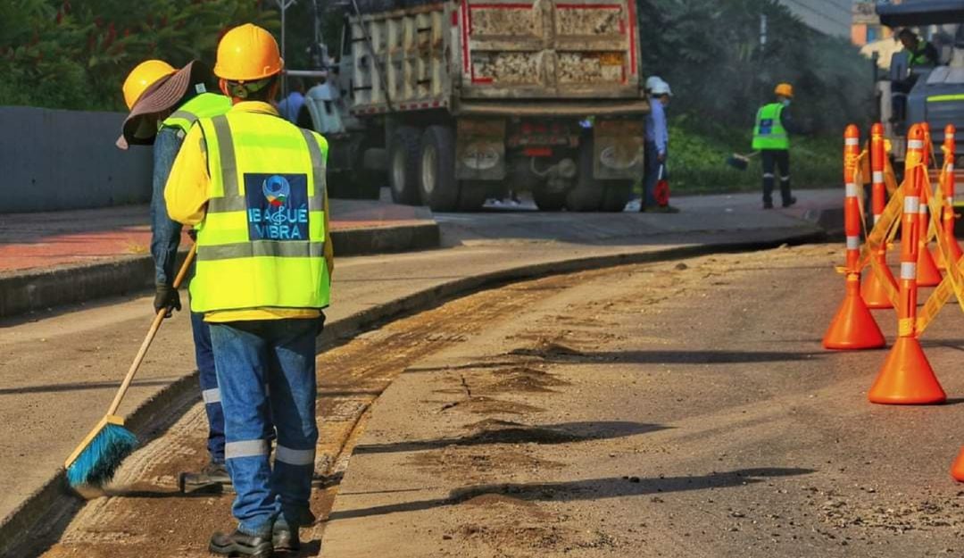 Labores de recuperación vial en la avenida Ambalá