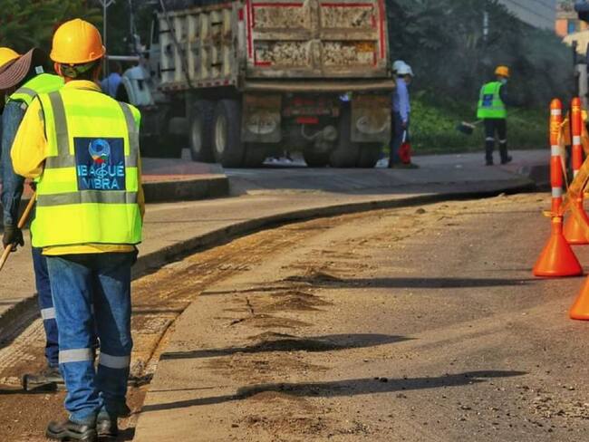 Labores de recuperación vial en la avenida Ambalá