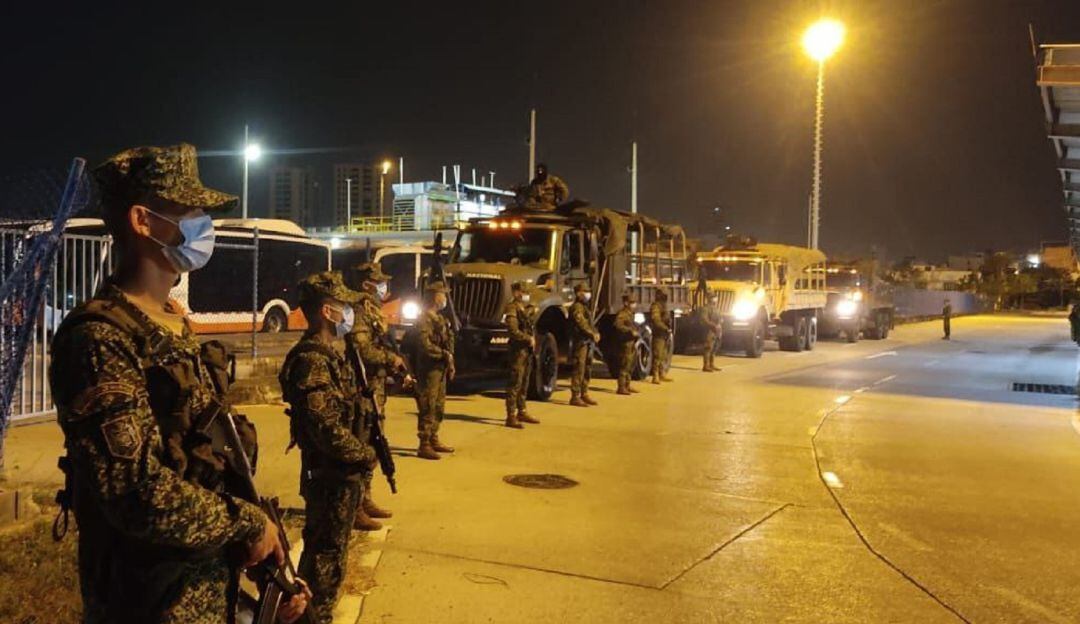 Miembros de la Policía Nacional, ESMAD y la Infantería de Marina custodian varios puntos ante el anuncio de nuevas manifestaciones