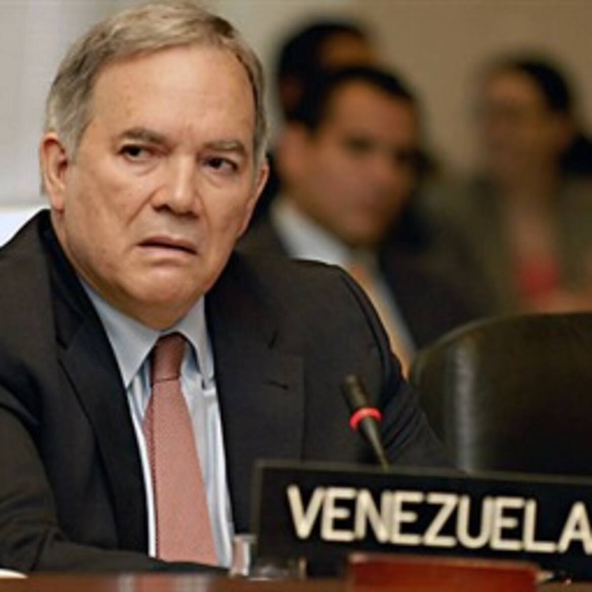 Embajador Chaderton ve cada vez más cerca el regreso del presidente Chávez