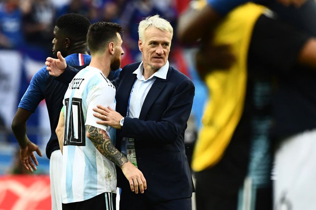 Lionel Messi y Didier Deschamps tras el partido de octavos de final del Mundial de Rusia 2018 (Photo by Jewel SAMAD / AFP) / RESTRICTED TO EDITORIAL USE - NO MOBILE PUSH ALERTS/DOWNLOADS        (Photo credit should read JEWEL SAMAD/AFP via Getty Images)