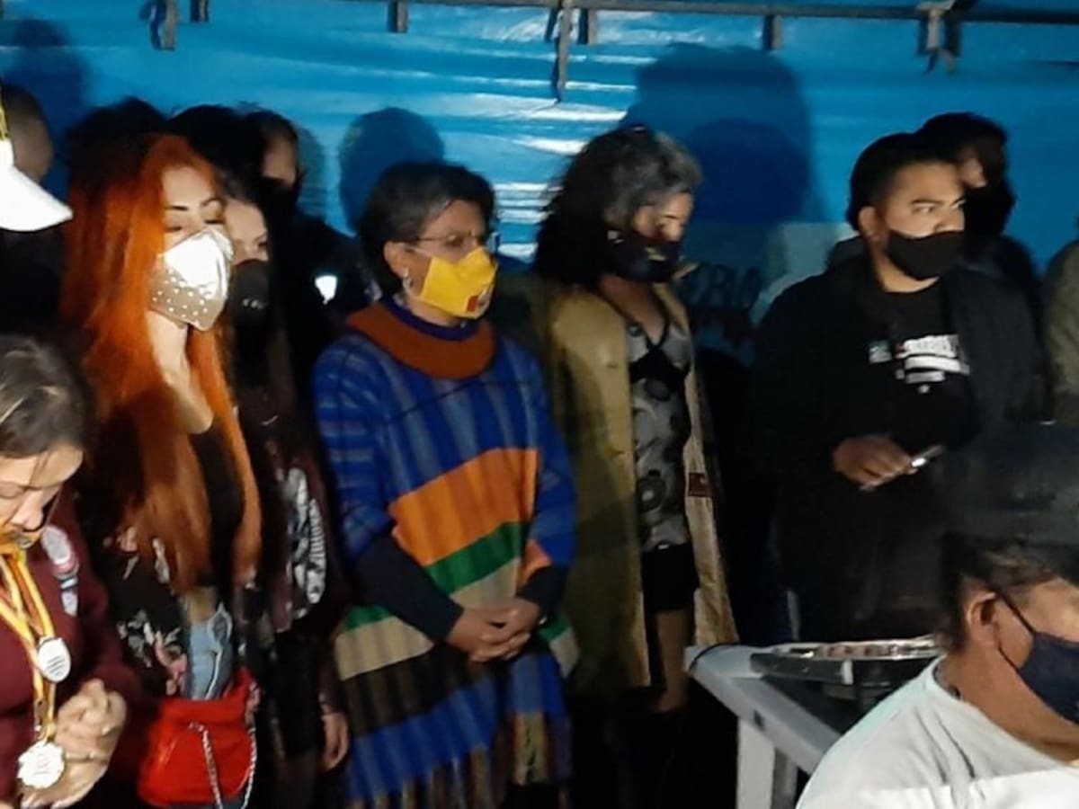 "Fuera politiquera" le dicen a Claudia López en la velatón de Dilan Cruz