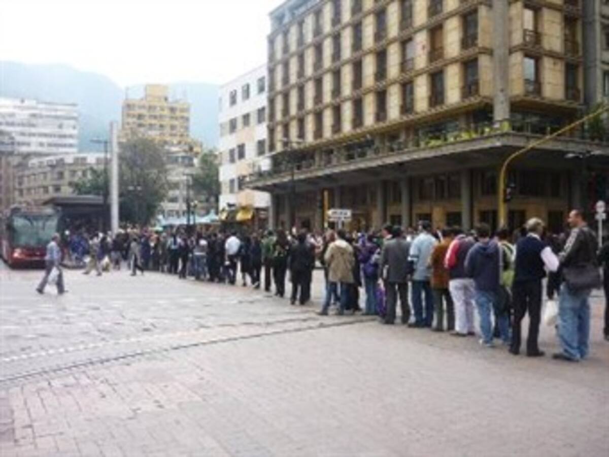 A puerta cerrada continúan negociaciones para levantar el paro