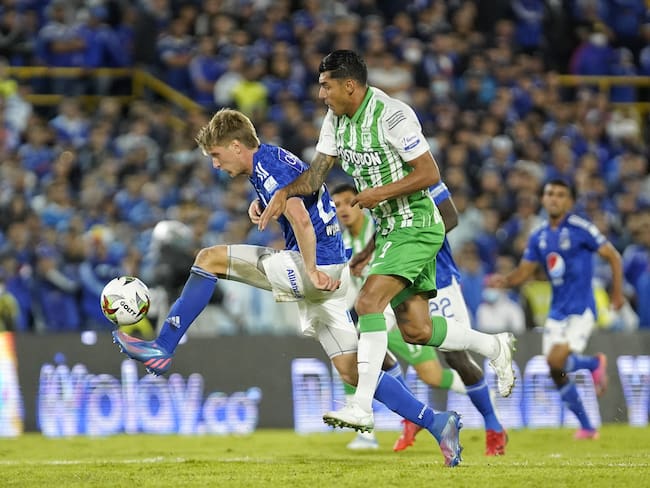 Andrés Llinás, defensa de Millonarios, y Jefferson Duque, delantero de Nacional / Colprensa.