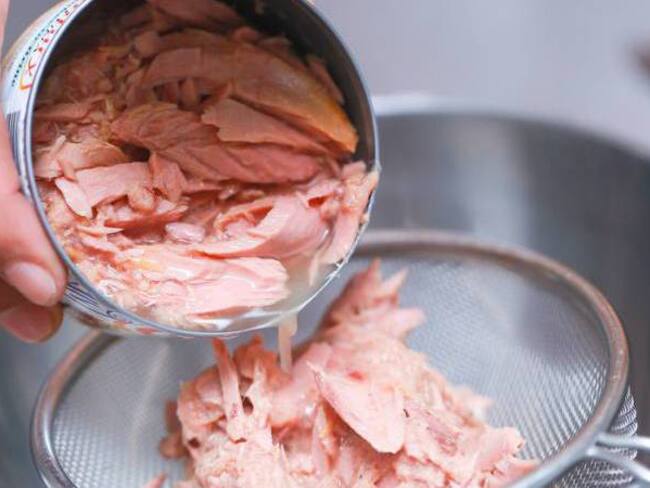 Latas de atún contaminado fueron recogidas por las autoridades de salud