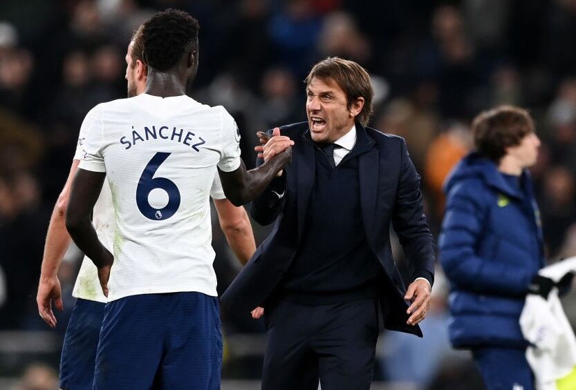 Davinson Sánchez y Antonio Conte durante un partido del Tottenham (Photo by Shaun Botterill/Getty Images)