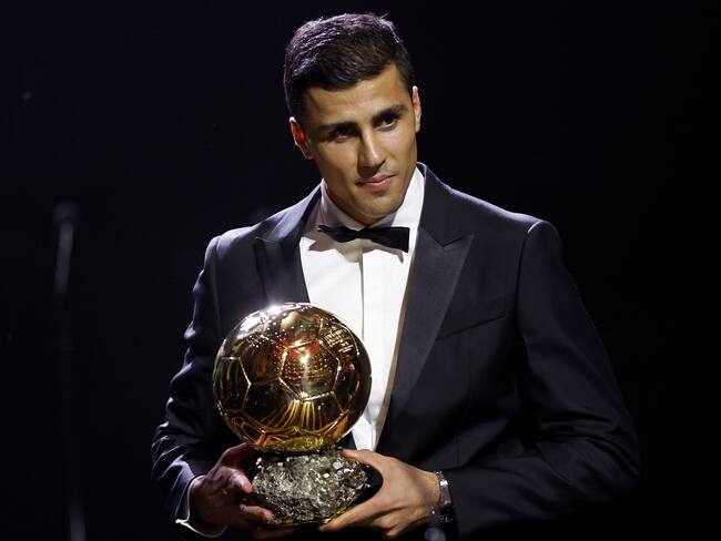 Paris (France), 28/10/2024.- Manchester City and Spain midfielder Rodri wins the Men's Ballon d'Or 2024 award at the Ballon d'Or 2024 ceremony at the Theatre du Chatelet in Paris, France, 28 October 2024. (Francia, España) EFE/EPA/MOHAMMED BADRA