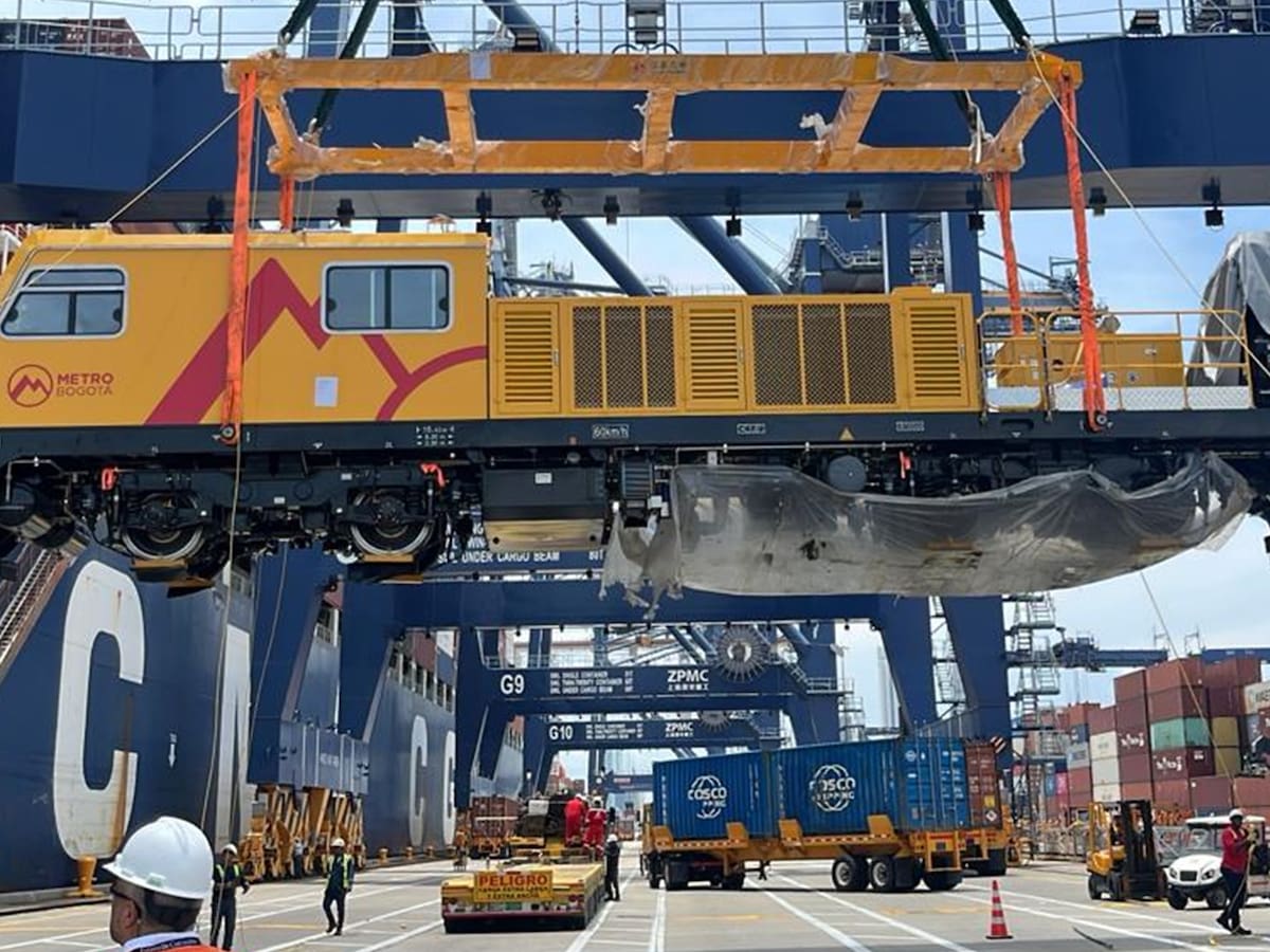 Llegaron al puerto de Cartagena cuatro vehículos auxiliares del Metro de Bogotá