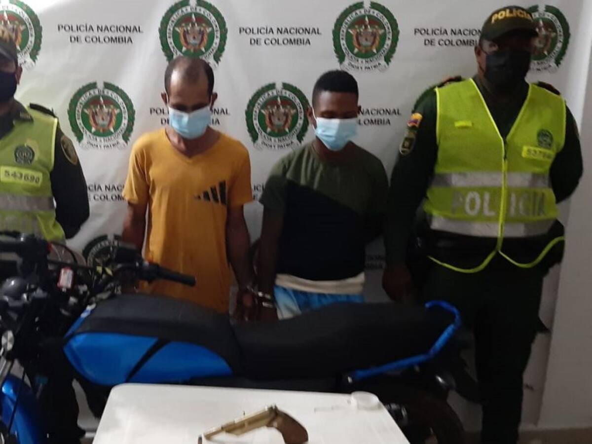 Dos capturados con arma de fuego tras persecución policial en Bolívar