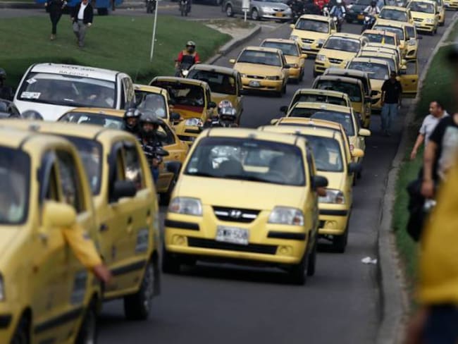 Más de 600 taxis en Bogotá estarían funcionando bajo empresas de papel