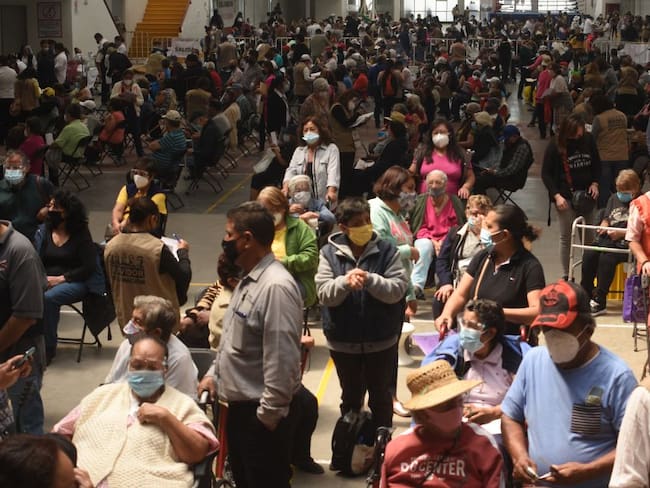 Decenas de mexicanos esperan su turno para aplicarse una dosis de la vacuna Sinopharm.