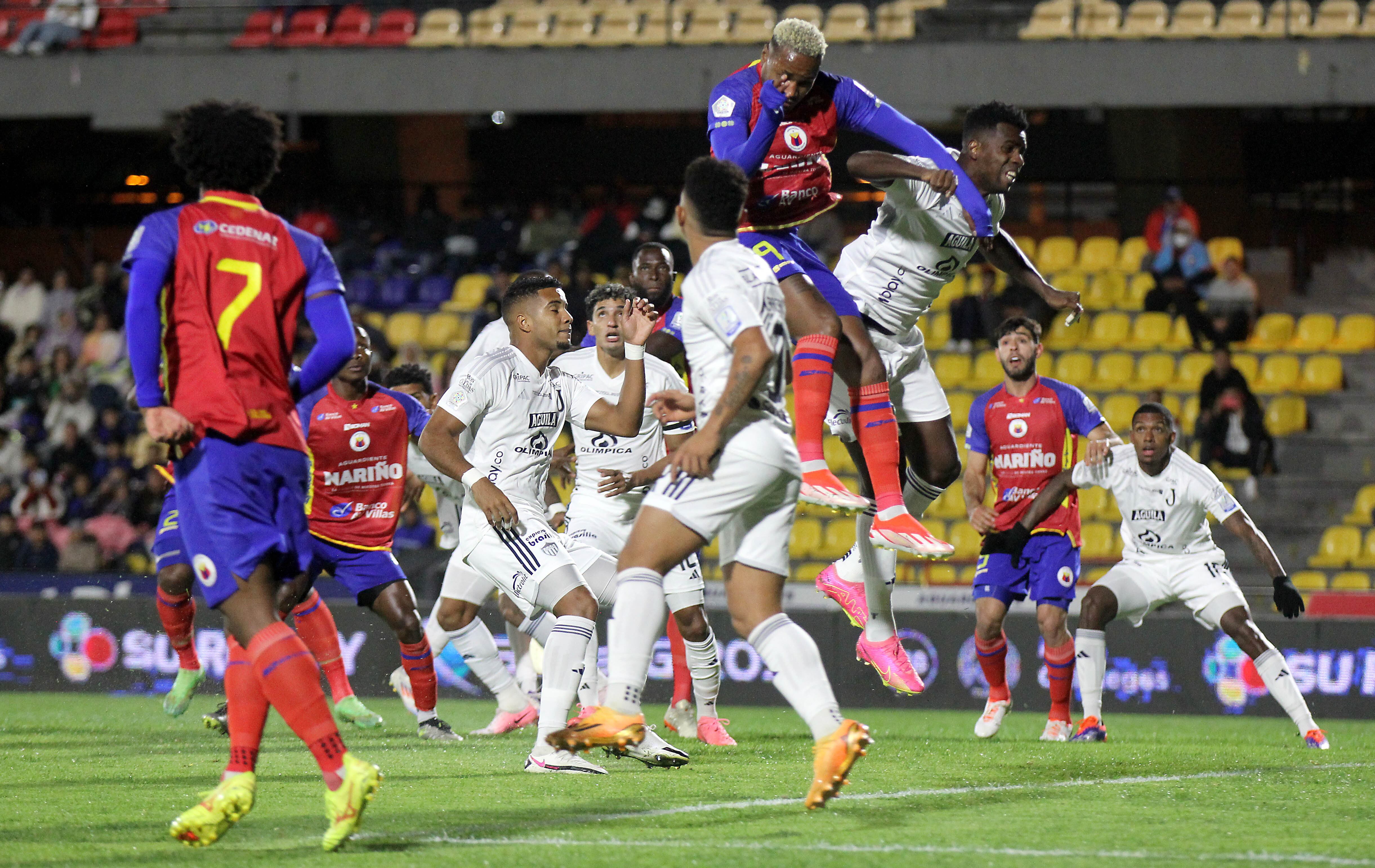 Deportivo Pasto enfrentando a Junior de Barranquilla en el estadio La Libertad de Pasto. (Leonardo Castro - Colprensa).