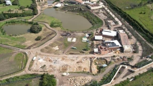 La actuación también involucra a Inversiones Sisol y permanece en etapa preliminar, sin orden de suspensión de las obras del proyecto.