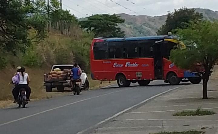 Tropas del Ejército logran ubicar dos cilindros con explosivos, los desactivan y proceden a verificar el bus descartando la presencia de elementos.