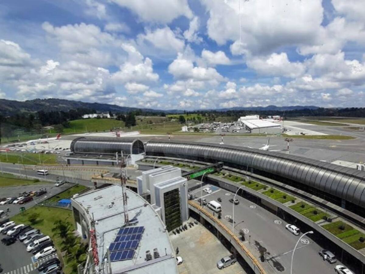 Los bomberos aeronáuticos de Rionegro, Antioquia, previenen las quemas
