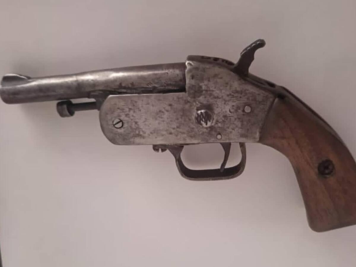 En Caldas, menor de edad intentó huir de las autoridades cuando portaba un arma de fuego