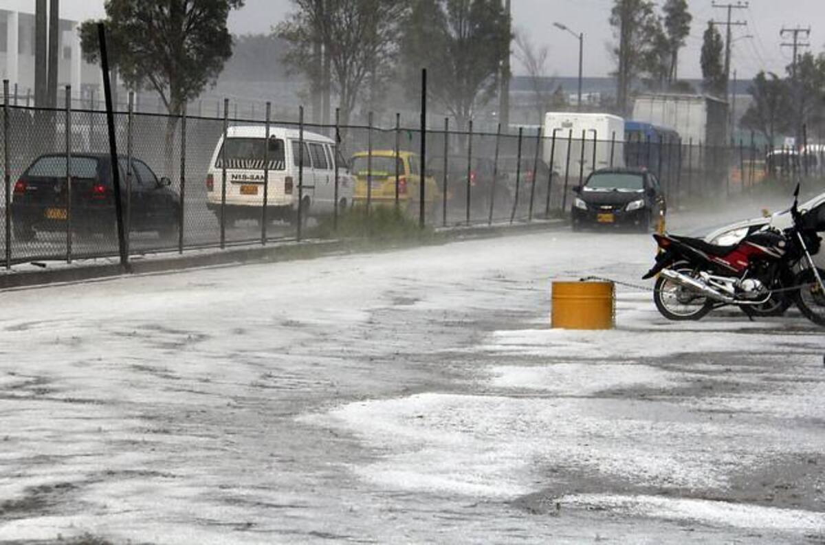 El barrio más afectado por el granizo es Alamos Norte, que presenta grandes cantidades de hielo en las calles y encharcamientos en sus vías.