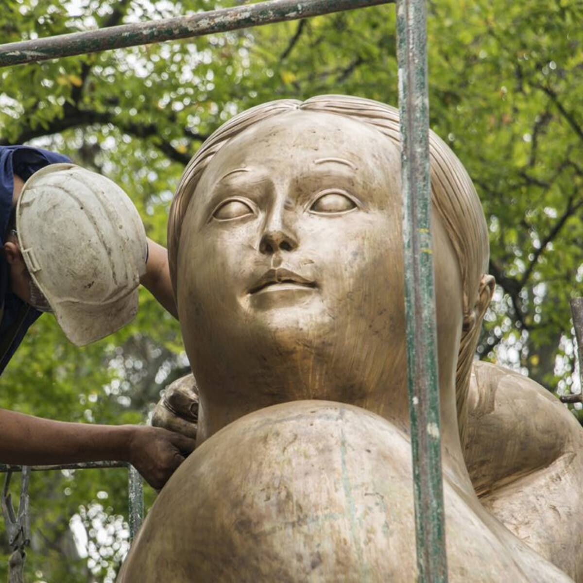 Inició el arreglo de la gorda de Botero del parque San Pío
