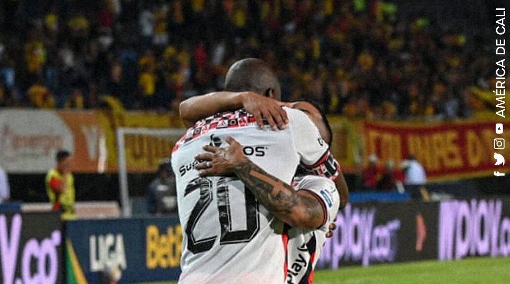 Adrián Ramos y Cristian Barrios festejan uno de los cuatro goles del América / Twitter: @AmericadeCali