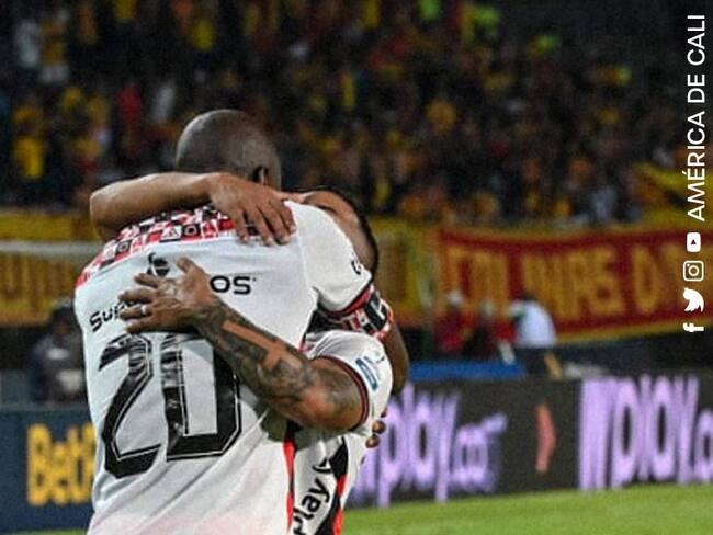 Adrián Ramos y Cristian Barrios festejan uno de los cuatro goles del América / Twitter: @AmericadeCali