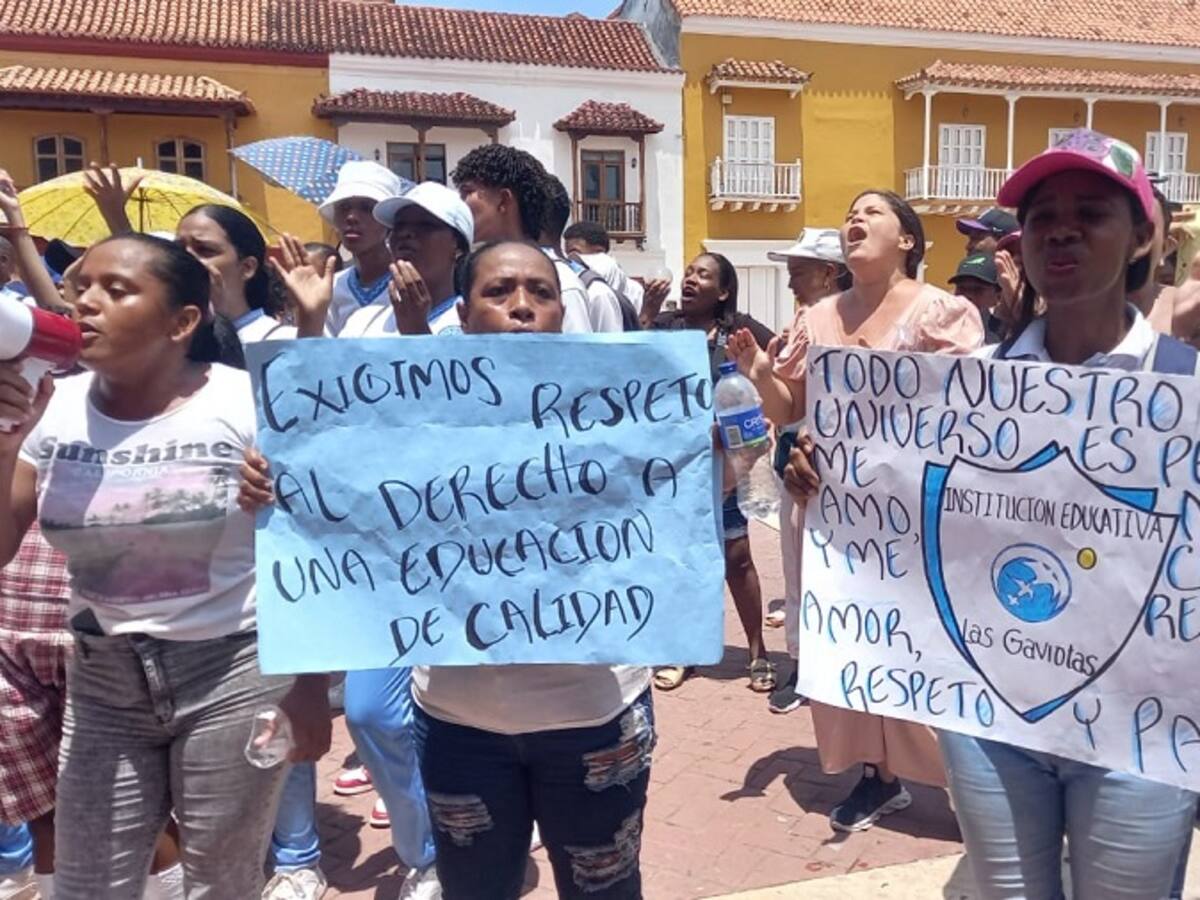 Padres y estudiantes de la I.E. Fe y Alegría Las Gaviotas protestaron frente a la Alcaldía