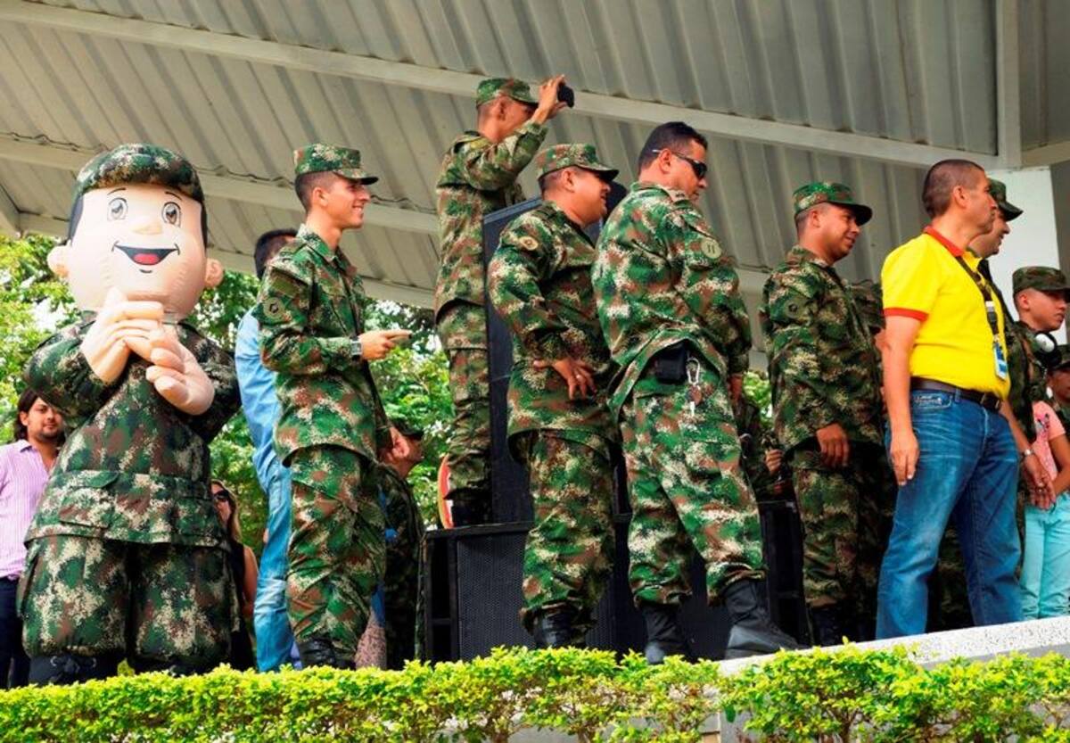 Durante el evento, integrantes de la Policía, el Esmad y el Ejército recibieron con emoción a Juanes, le prepararon una presentación musical con vallenato y otra con un Michael Jackson del batallón "Coronel Francisco José de Caldas".