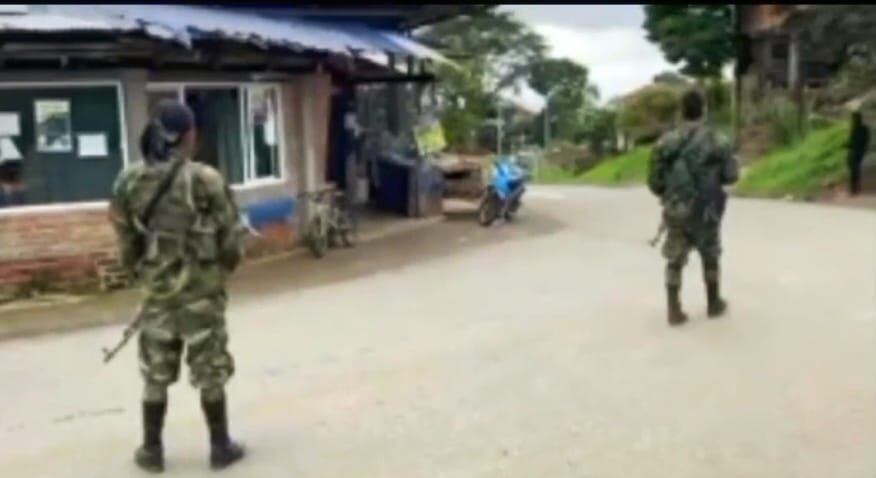 Retén ilegal de las disidencias en el norte del Cauca. Crédito: Suministrada. - Archivo