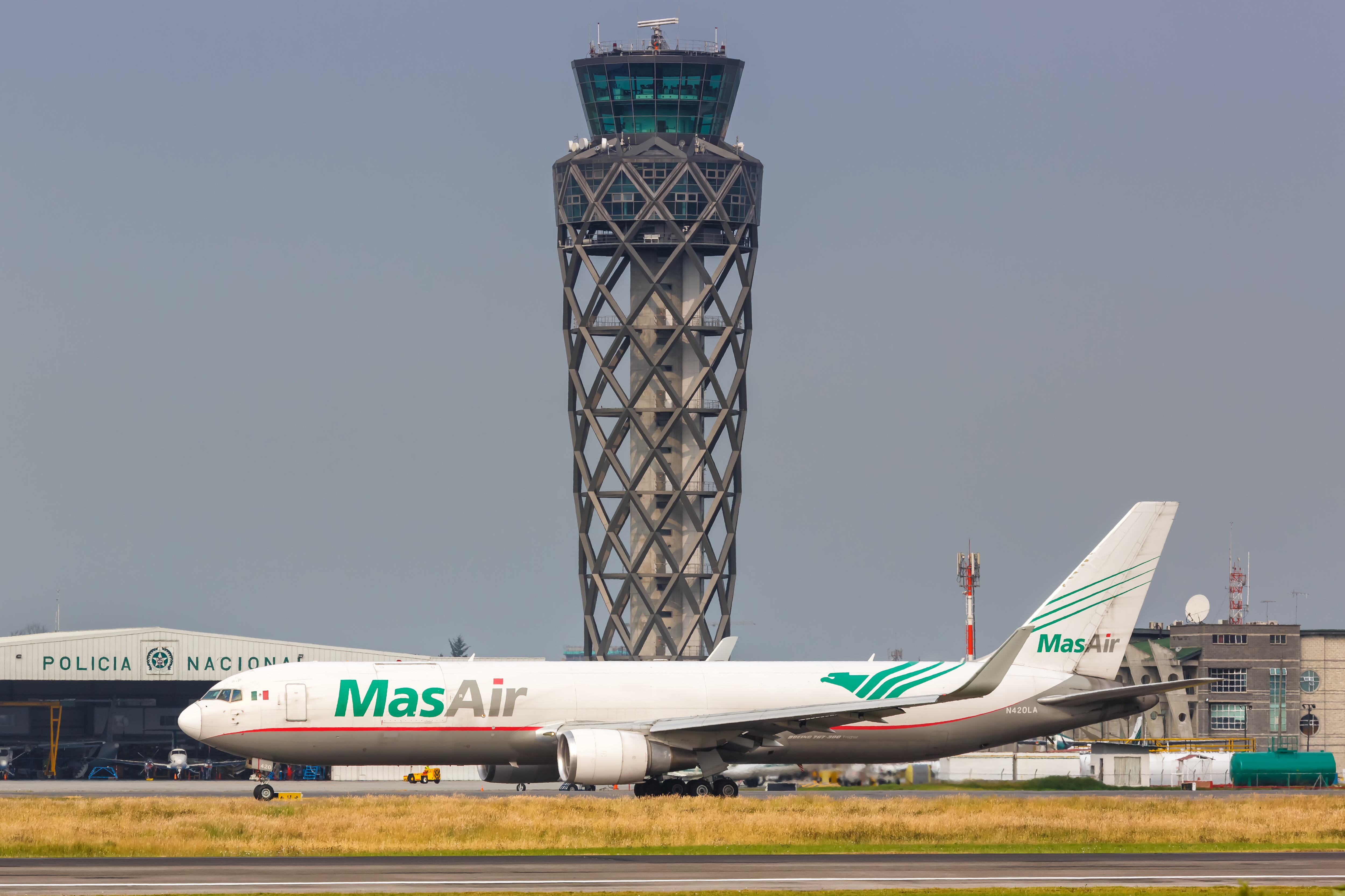 Torre de control del Aeropuerto El Dorado, en Bogotá. Imagen vía Getty Images