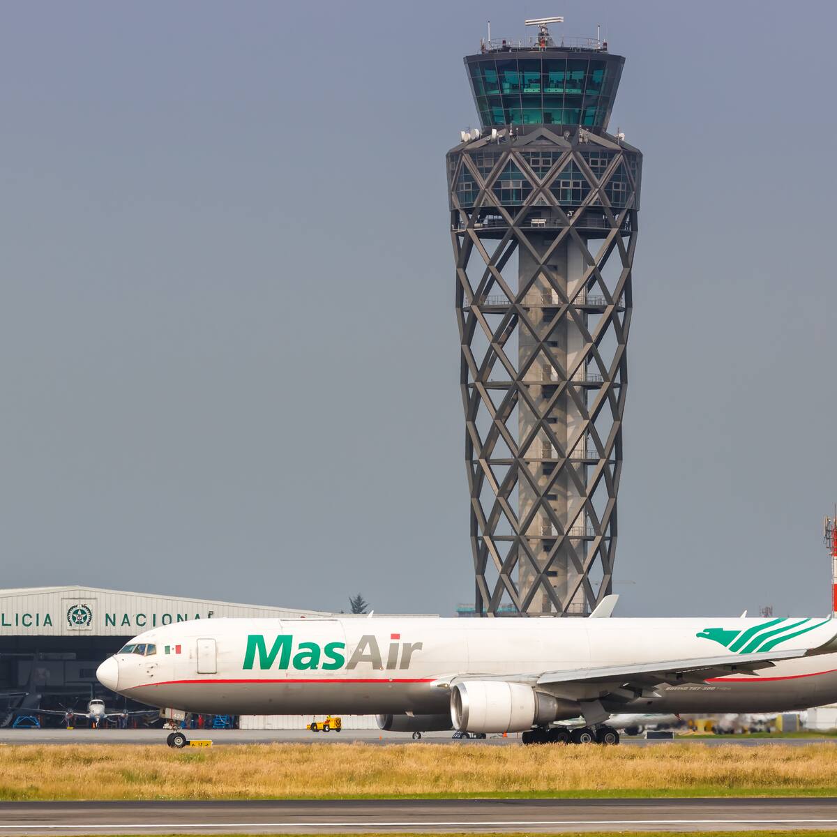 Falla en sistemas aéreos y falta de personal: las razones por las que 20 aeropuertos están en riesgo