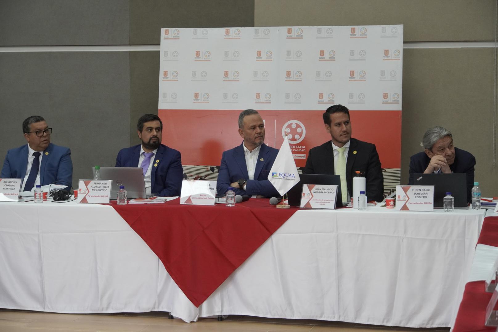 El rector de la Universidad del Tolima, Omar Mejía, junto a los pares académicos internacionales