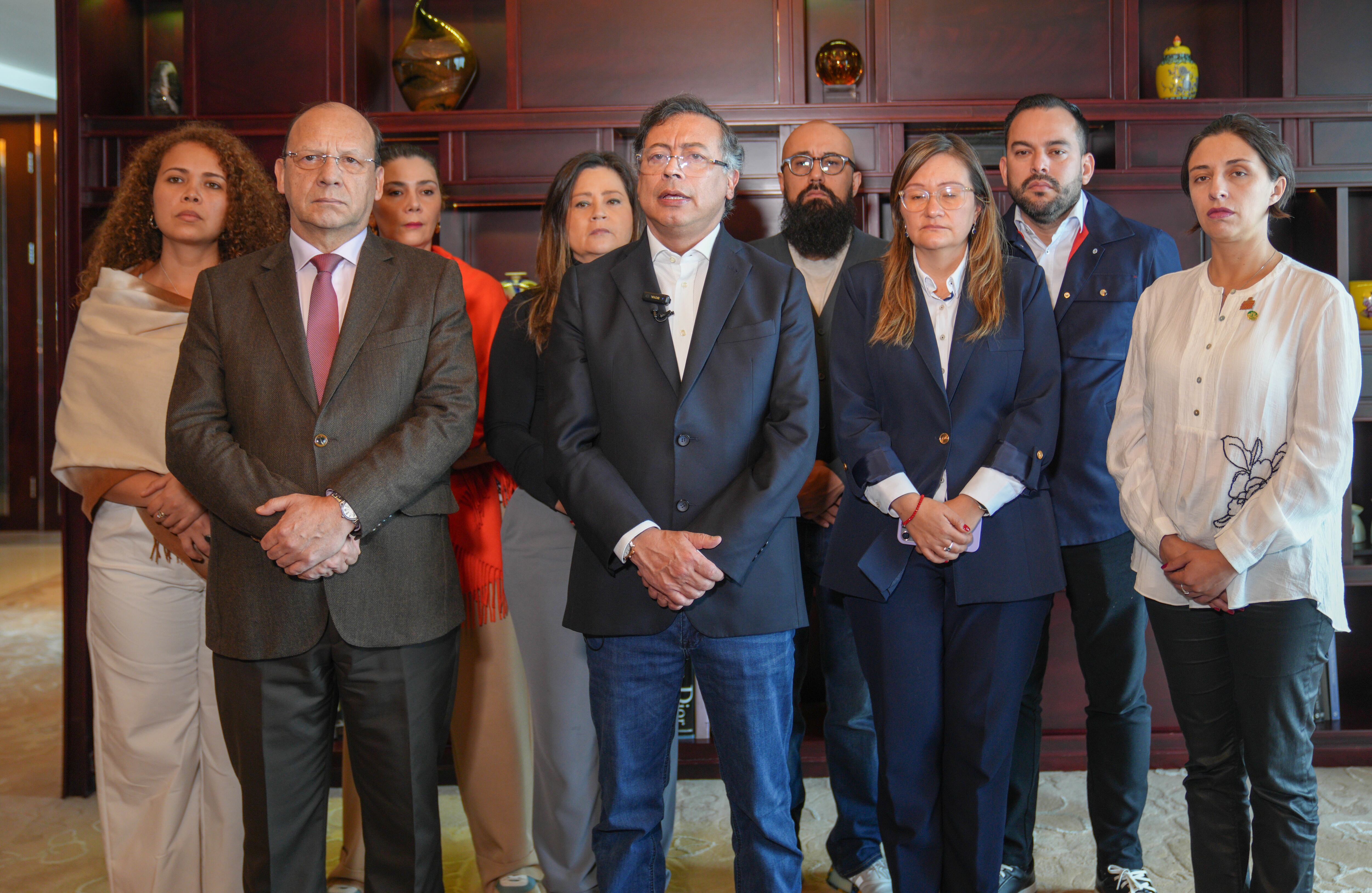 PEKIN (CHINA), 14/05/2025.- Fotografía cedida por la Presidencia de Colombia que muestra al presidente colombiano Gustavo Petro (c) durante una alocución este jueves, desde China. Petro pidió al Senado "poner de nuevo en votación la consulta popular" sobre la reforma laboral, que esa corporación hundió, e instó a las organizaciones sociales a reunirse "en cabildo abierto en todos los municipios" del país. EFE/ Presidencia de Colombia /SOLO USO EDITORIAL NO VENTAS/SOLO DISPONIBLE PARA ILUSTRAR LA NOTICIA QUE ACOMPAÑA (CRÉDITO OBLIGATORIO)